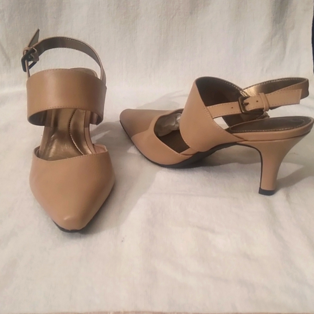Life stride tan pumps size 7.5